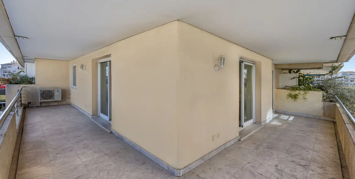 Sale of middle floor apartment in Puerto Banús 19