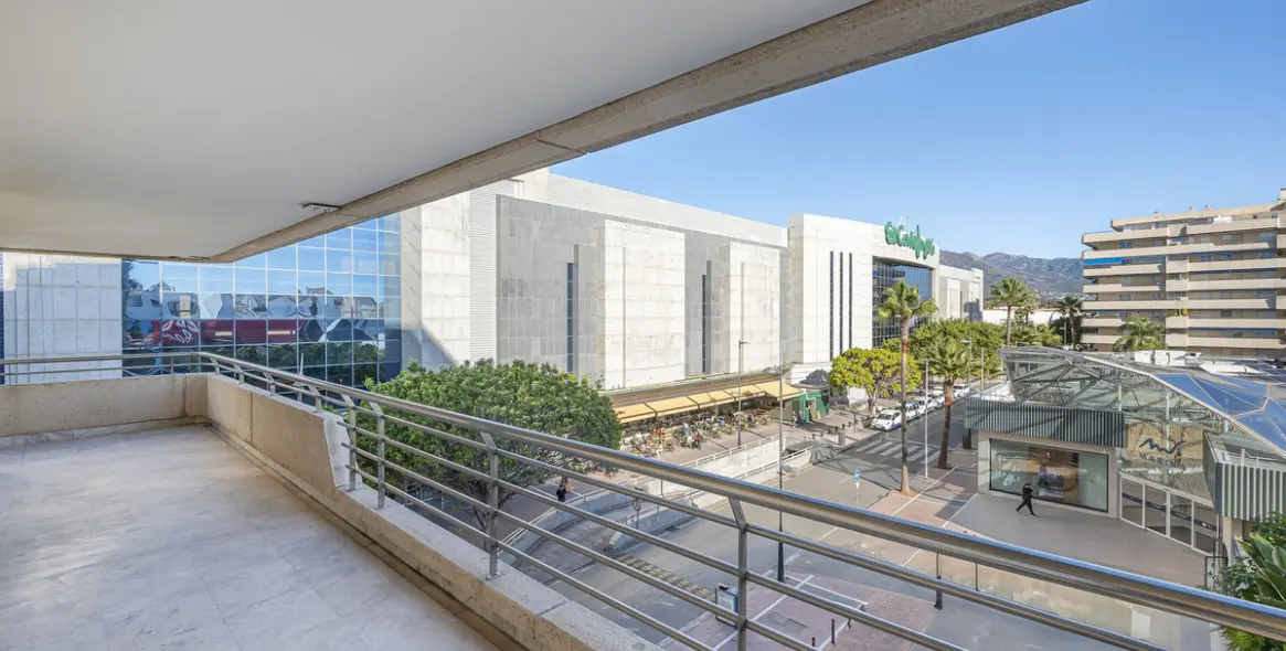 Sale of middle floor apartment in Puerto Banús 21