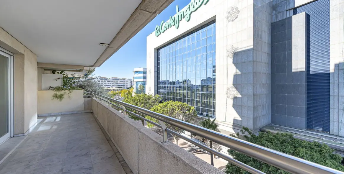Sale of middle floor apartment in Puerto Banús 22