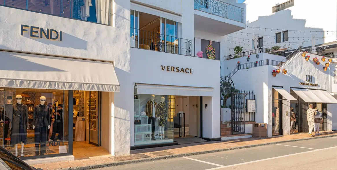 Sale of middle floor apartment in Puerto Banús 23