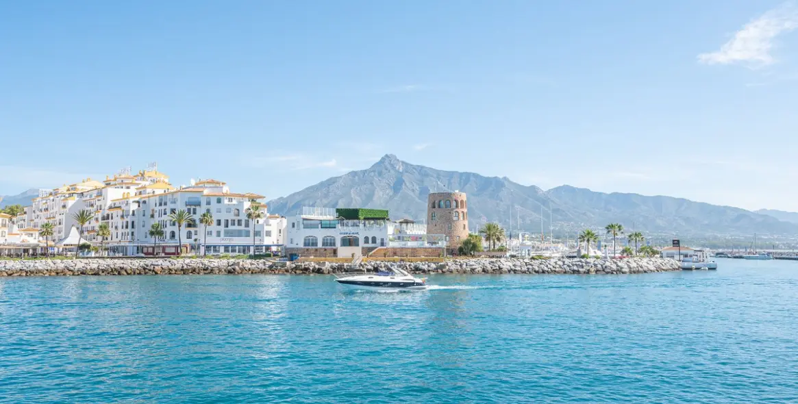 Sale of middle floor apartment in Puerto Banús 24