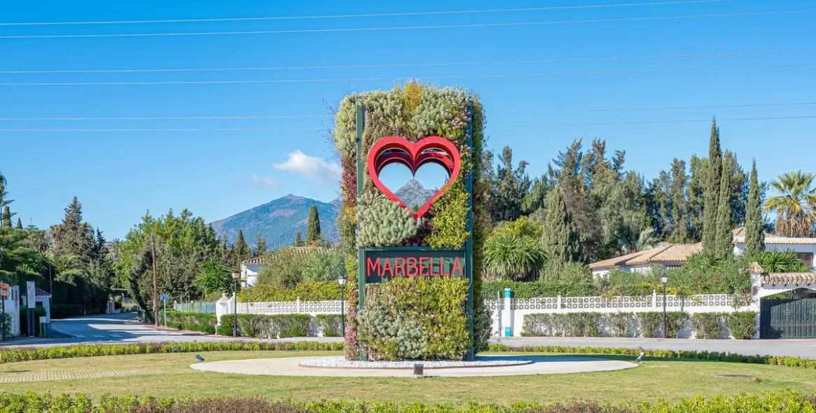 Sale of middle floor apartment in Puerto Banús 26