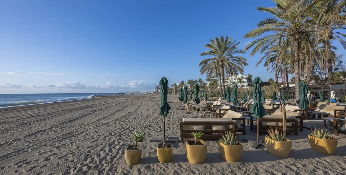 Sale of middle floor apartment in Puerto Banús 27