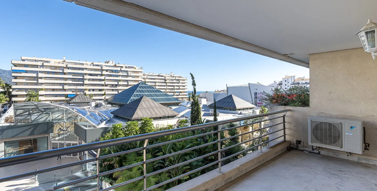 Sale of middle floor apartment in Puerto Banús 2