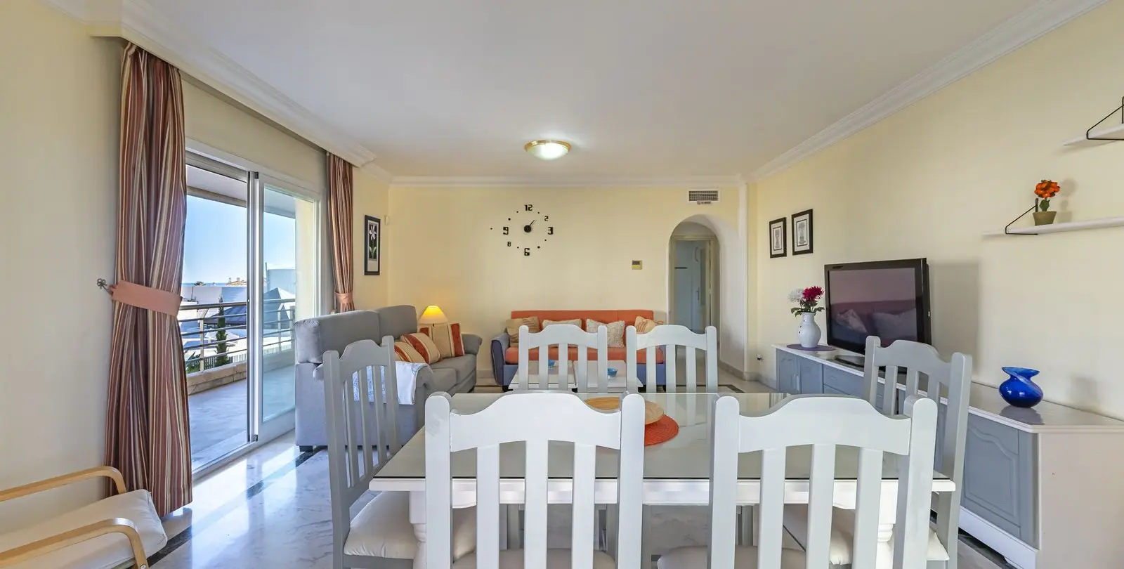 Sale of middle floor apartment in Puerto Banús 4