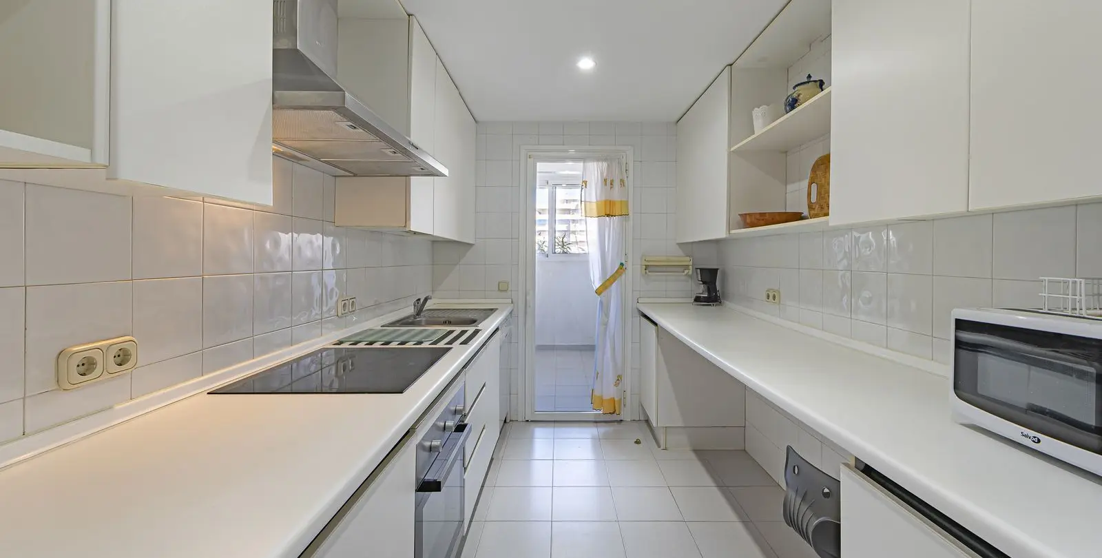 Sale of middle floor apartment in Puerto Banús 10