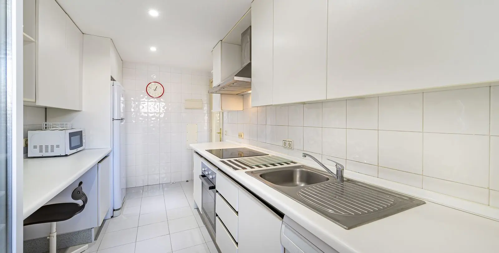 Sale of middle floor apartment in Puerto Banús 11