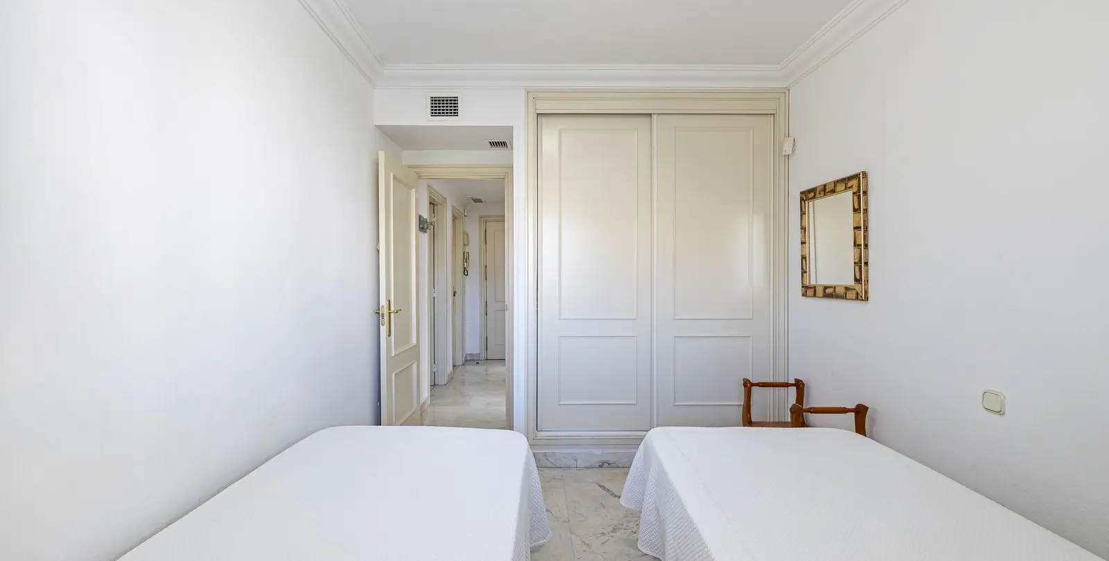 Sale of middle floor apartment in Puerto Banús 17