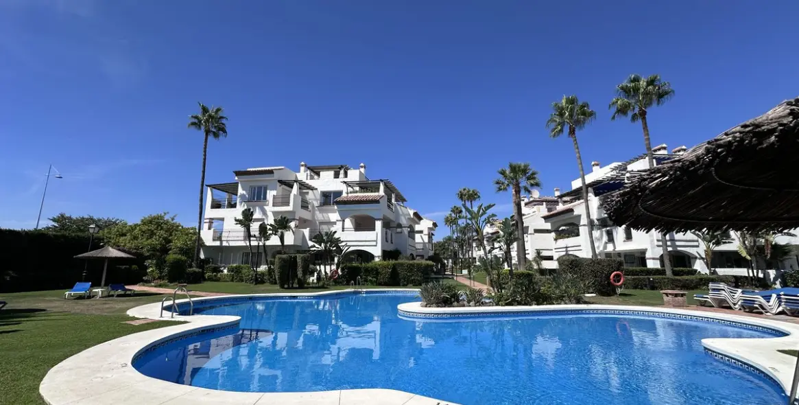 Venta de apartamento en planta media en San Pedro de Alcántara 1
