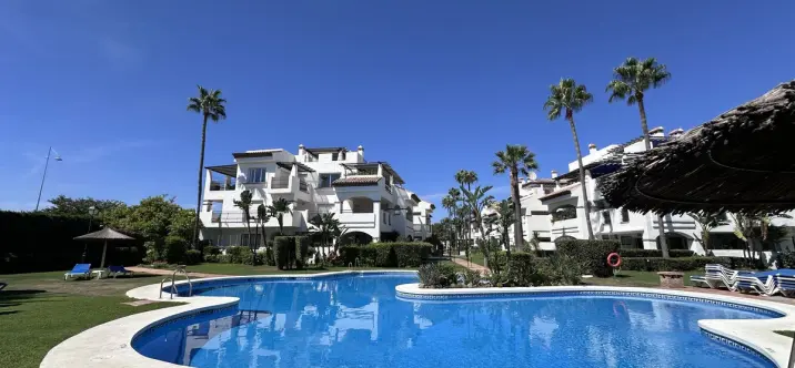 Venta de apartamento en planta media en San Pedro de Alcántara 0