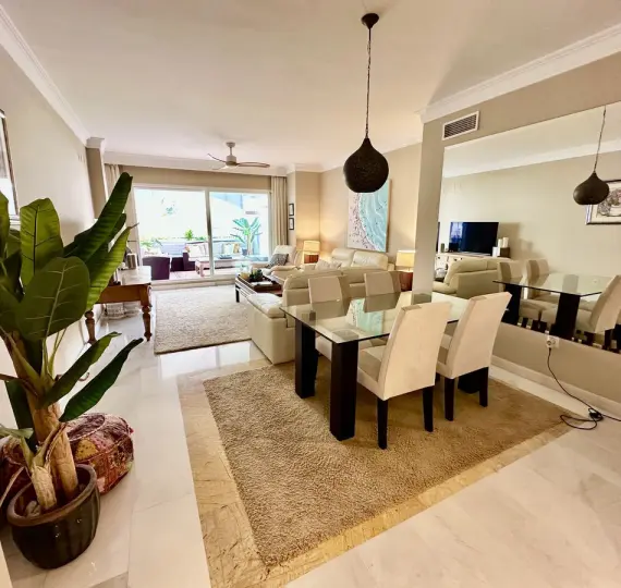 Venta de apartamento en planta media en San Pedro de Alcántara