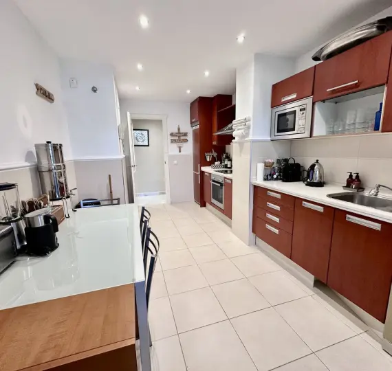 Venta de apartamento en planta media en San Pedro de Alcántara