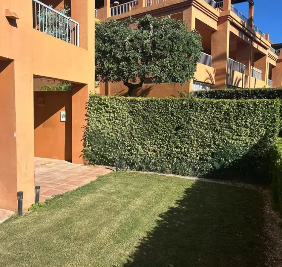 Продажа апартаментов на первом этаже в Benahavís