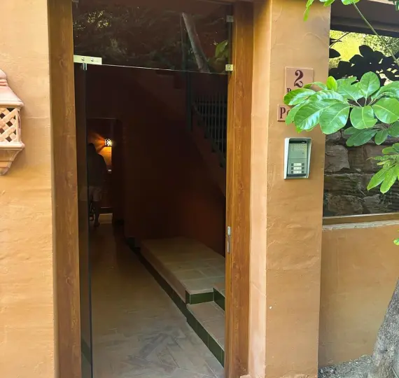 Продажа апартаментов на первом этаже в Benahavís