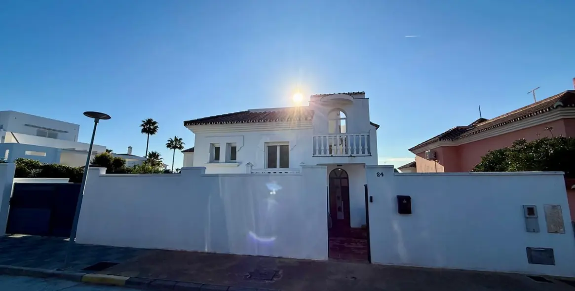 Продажа  отдельно стоящей виллы в Torreguadiaro 2