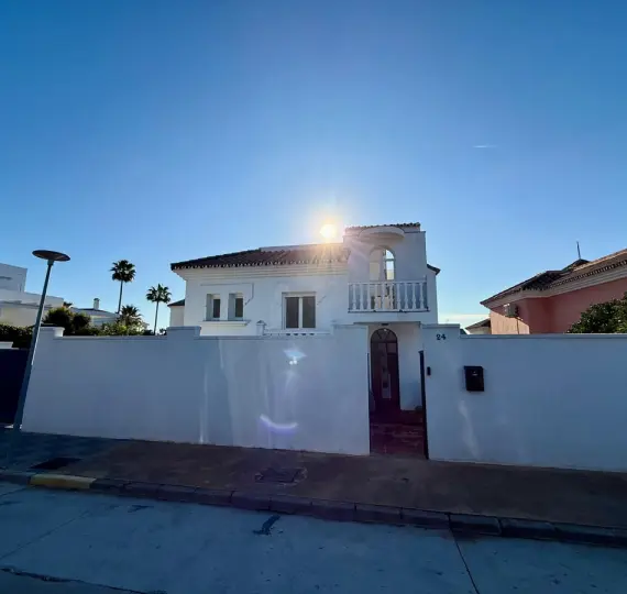 Продажа  отдельно стоящей виллы в Torreguadiaro