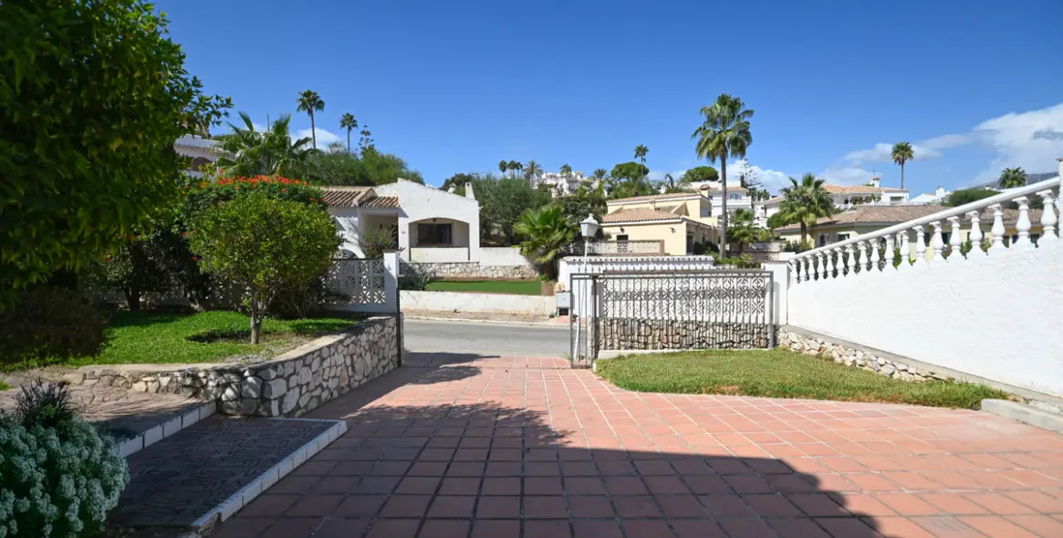 Sale of detached villa in Cerros del Aguila 3