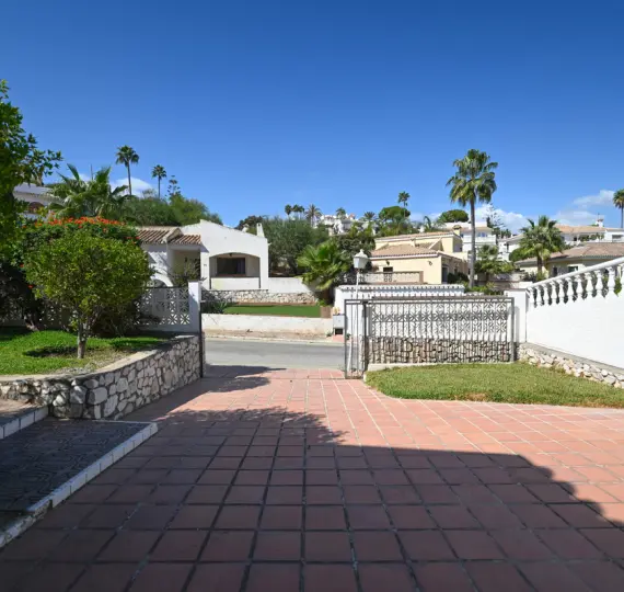 Продажа  отдельно стоящей виллы в Cerros del Aguila