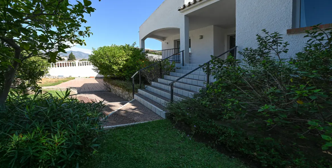 Sale of detached villa in Cerros del Aguila 5