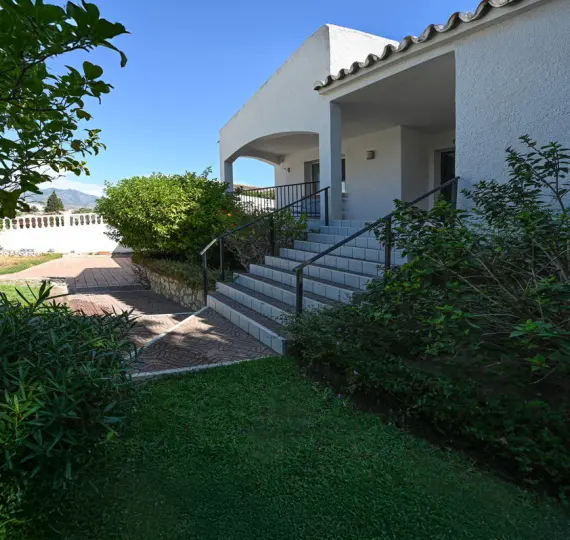 Продажа  отдельно стоящей виллы в Cerros del Aguila