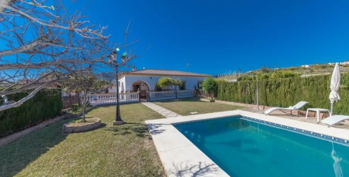 Sale of detached villa in El Padron 1
