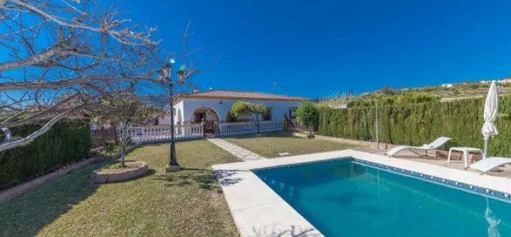 Sale of detached villa in El Padron 0