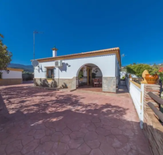 Sale of detached villa in El Padron