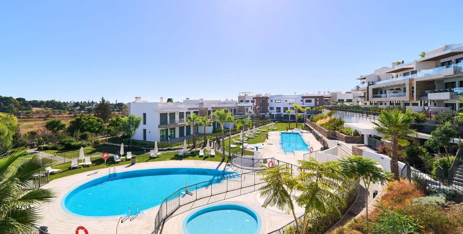 Sale of ground floor apartment in Estepona 2