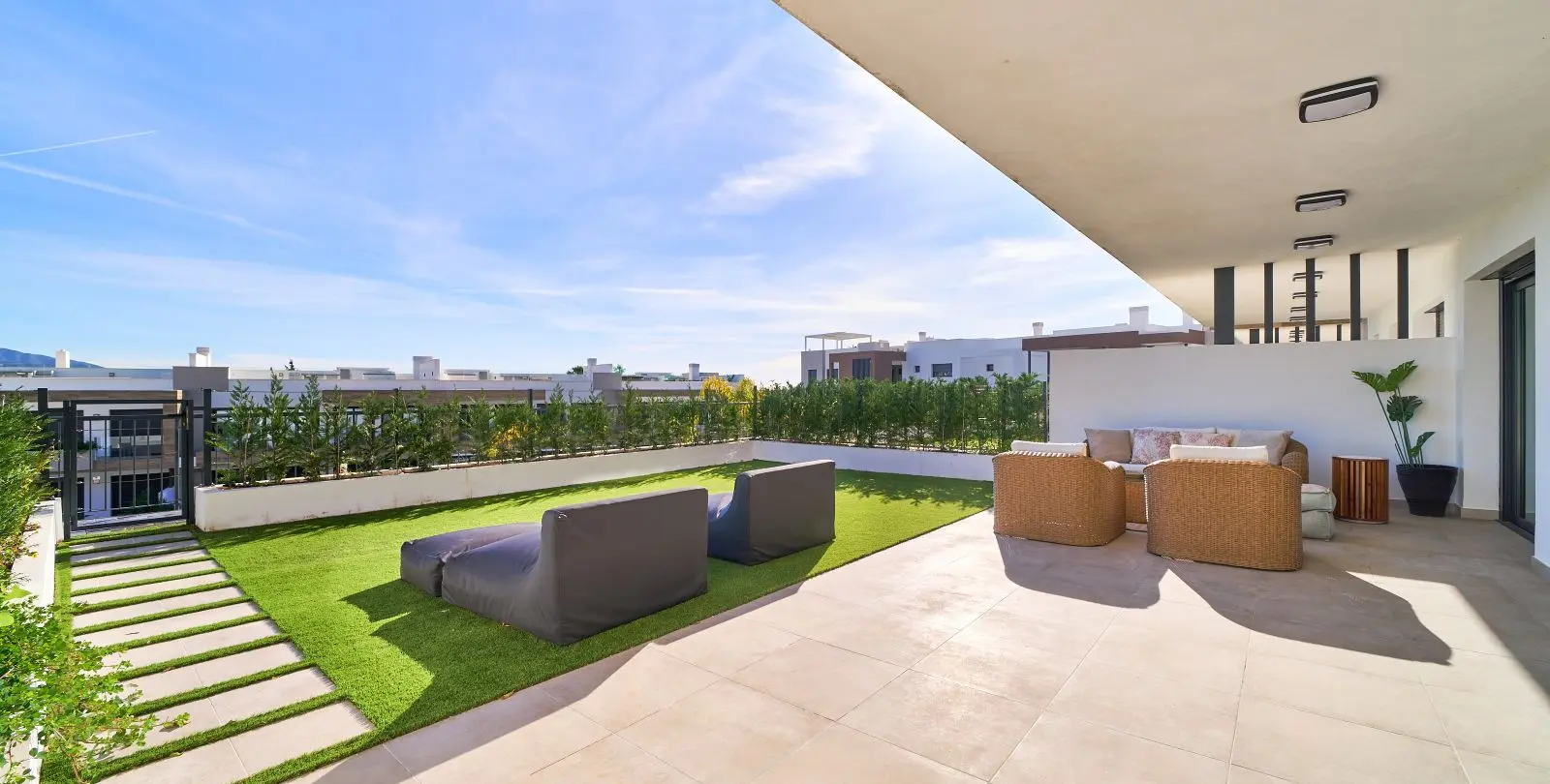 Sale of ground floor apartment in Estepona 10