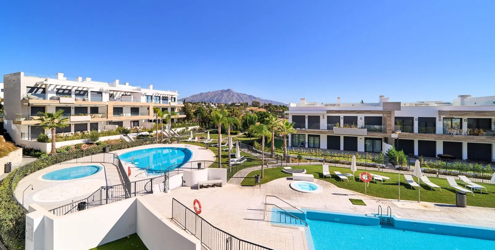 Venta de apartamento en planta baja en Estepona 1