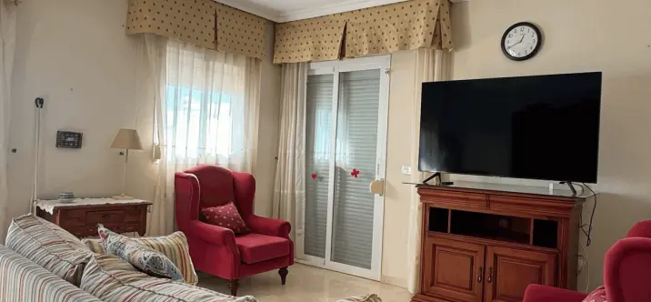 Sale of middle floor apartment in Fuengirola 2