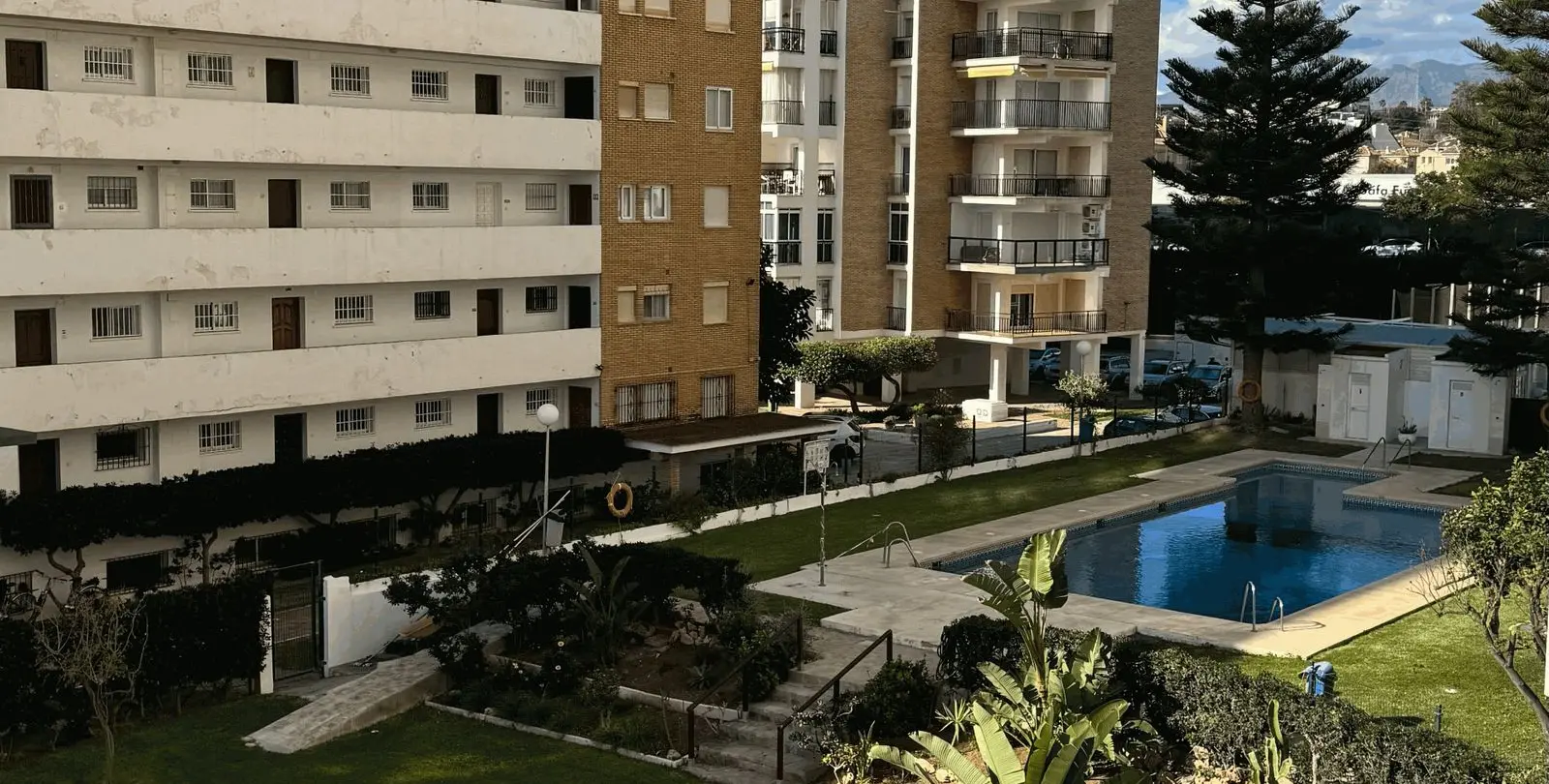 Sale of middle floor apartment in Fuengirola 2