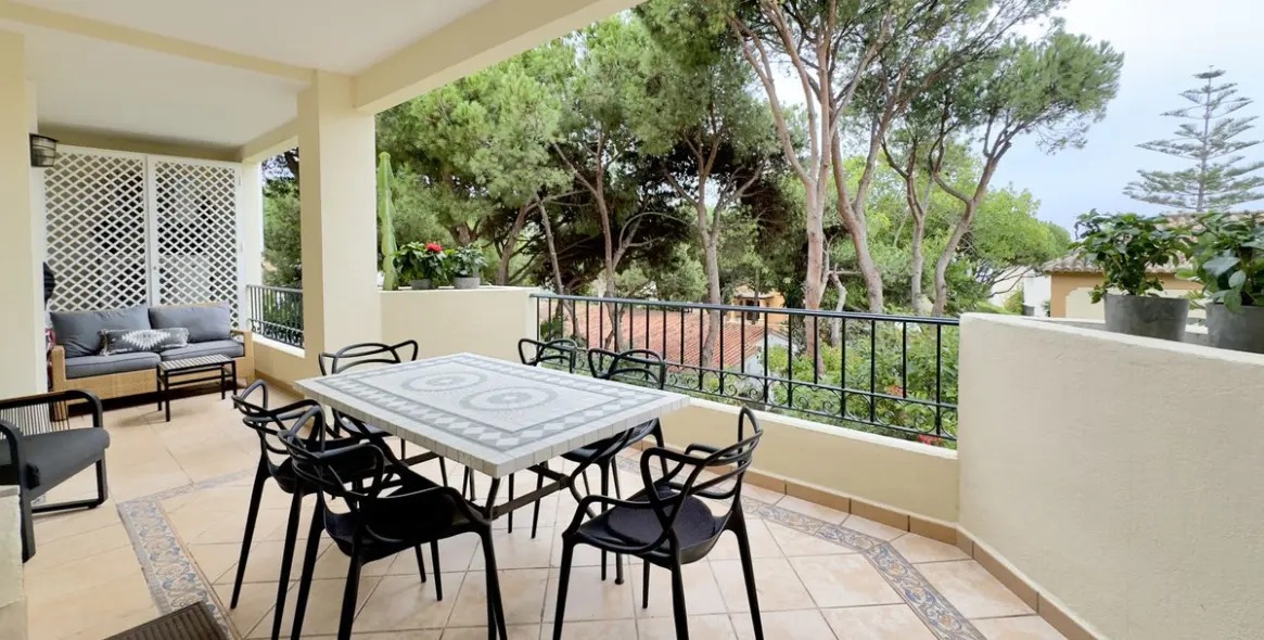 Sale of middle floor apartment in Elviria 1