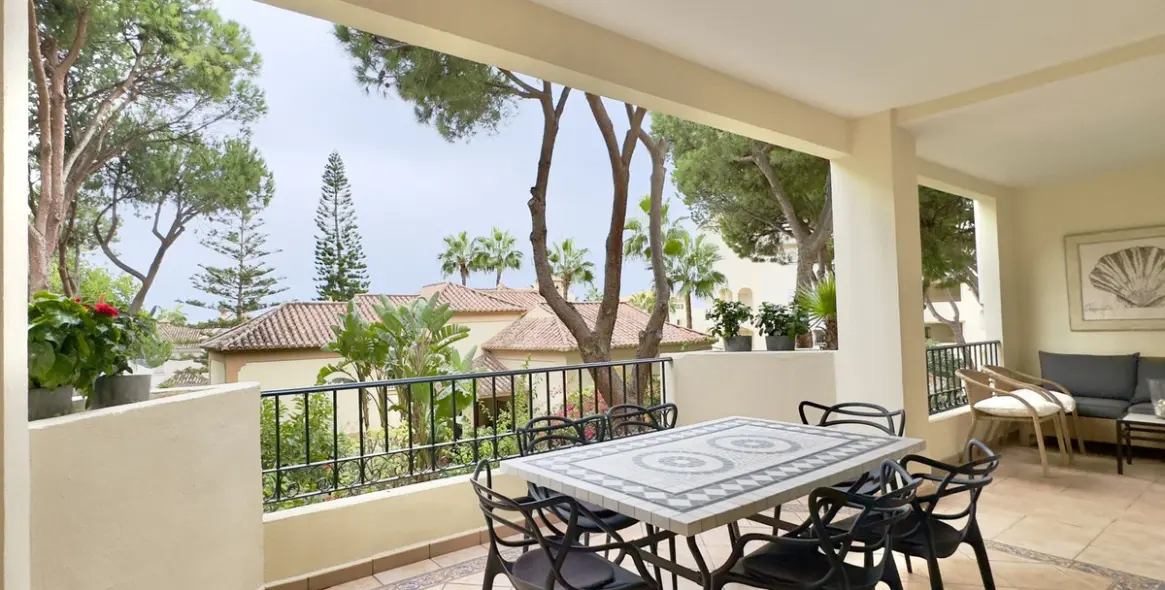 Sale of middle floor apartment in Elviria 2