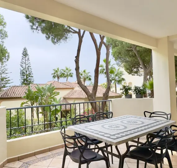 Продажа апартаментов на среднем этаже в Elviria