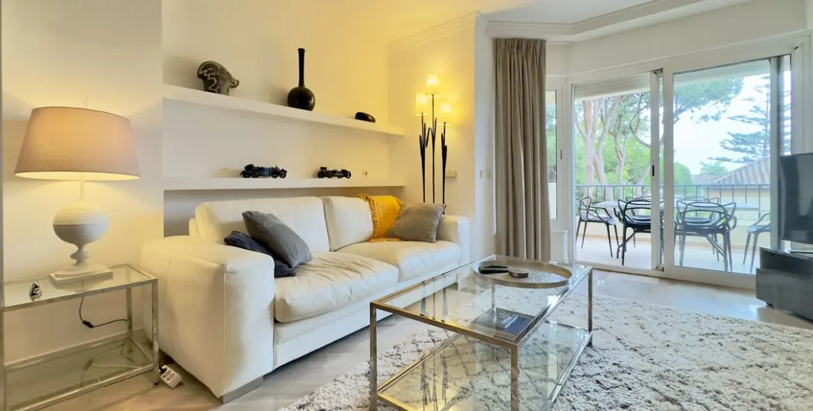 Sale of middle floor apartment in Elviria 3