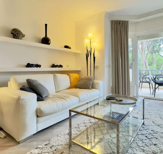Продажа апартаментов на среднем этаже в Elviria