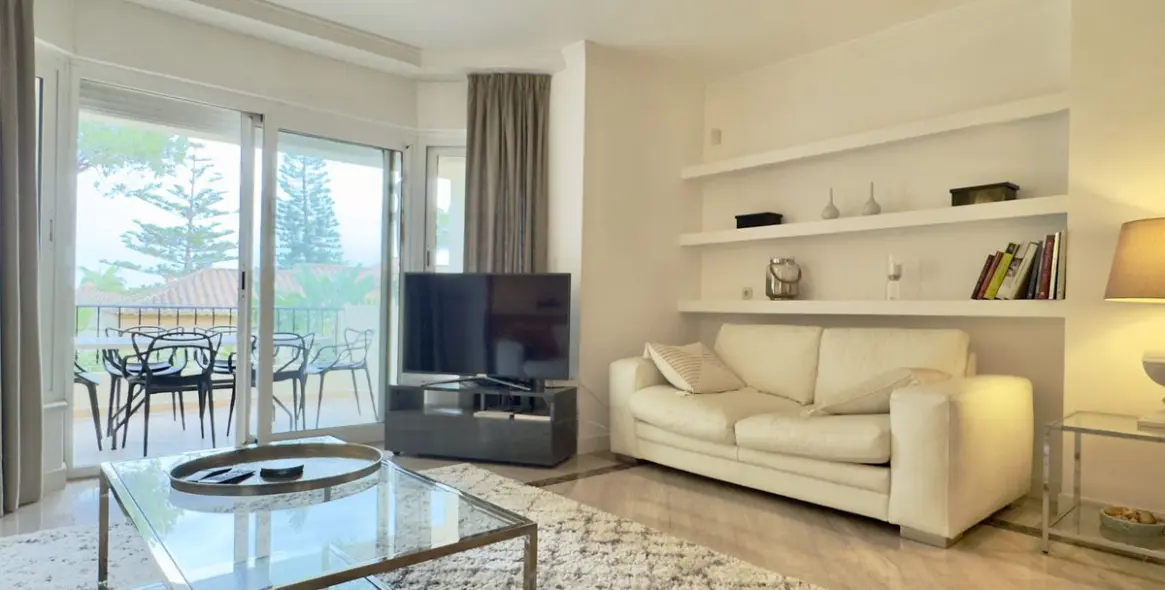 Sale of middle floor apartment in Elviria 4