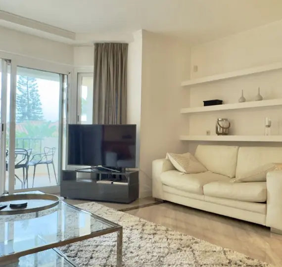 Продажа апартаментов на среднем этаже в Elviria
