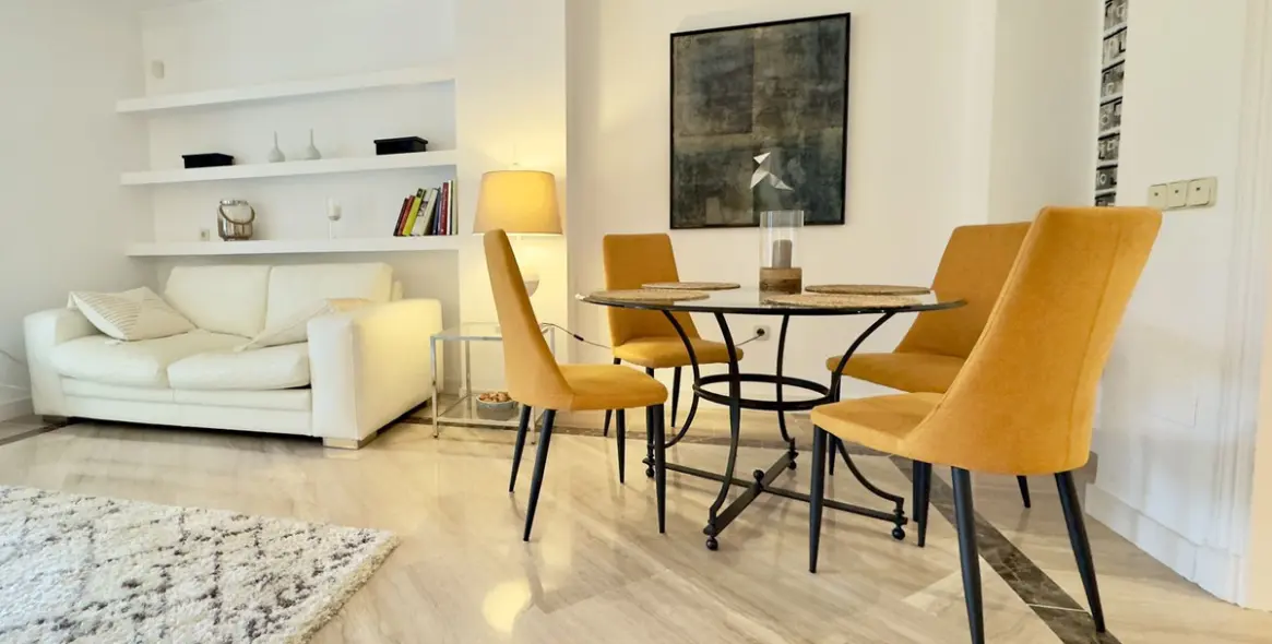 Sale of middle floor apartment in Elviria 5