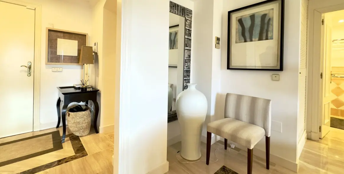 Sale of middle floor apartment in Elviria 7