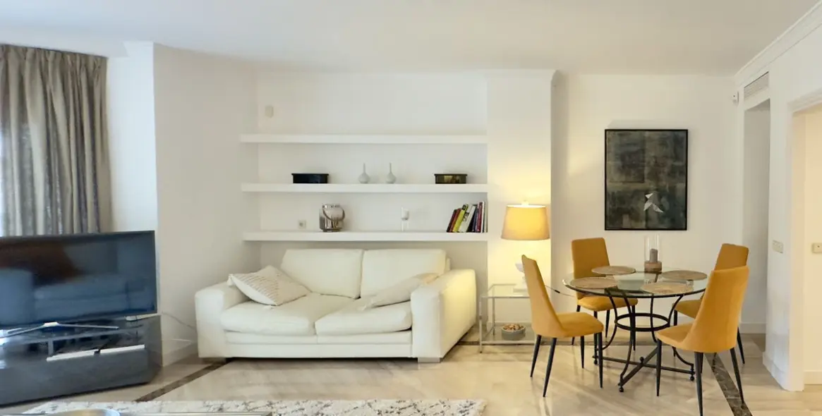 Sale of middle floor apartment in Elviria 8
