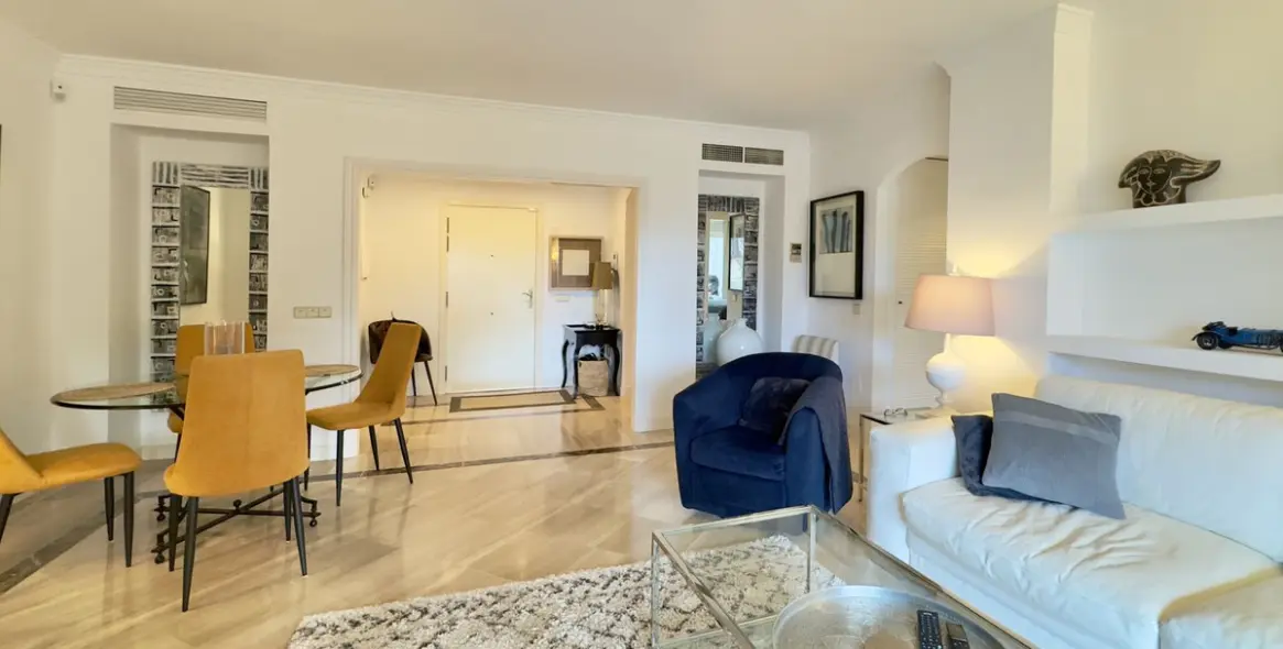 Sale of middle floor apartment in Elviria 10