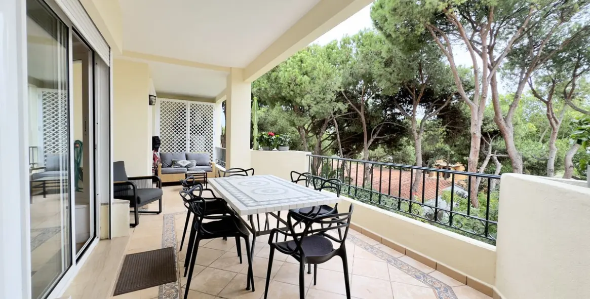 Sale of middle floor apartment in Elviria 11