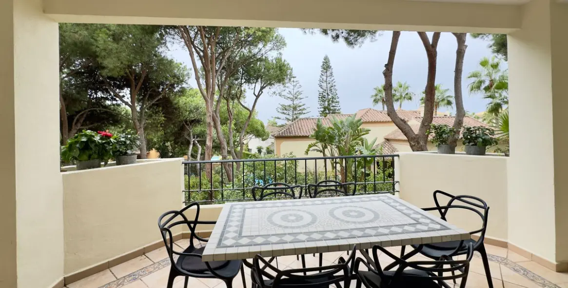 Sale of middle floor apartment in Elviria 12
