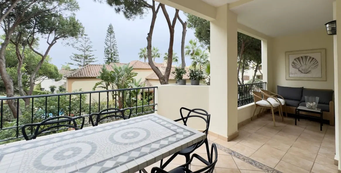 Sale of middle floor apartment in Elviria 13