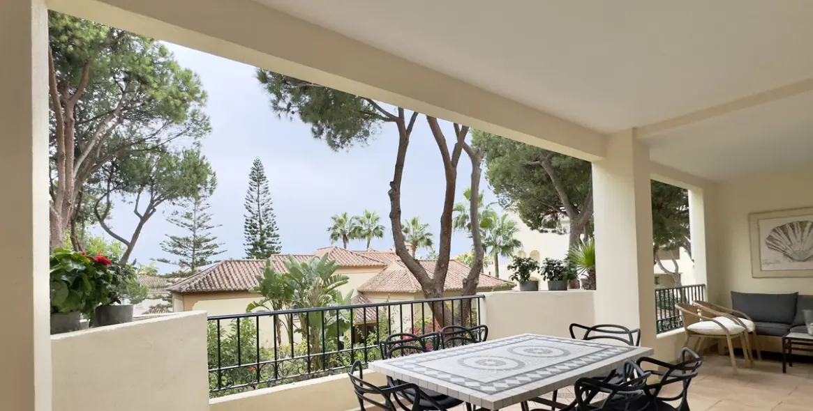 Sale of middle floor apartment in Elviria 15