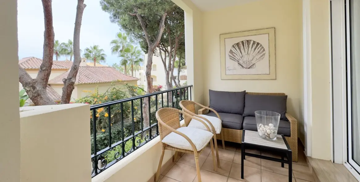 Sale of middle floor apartment in Elviria 16