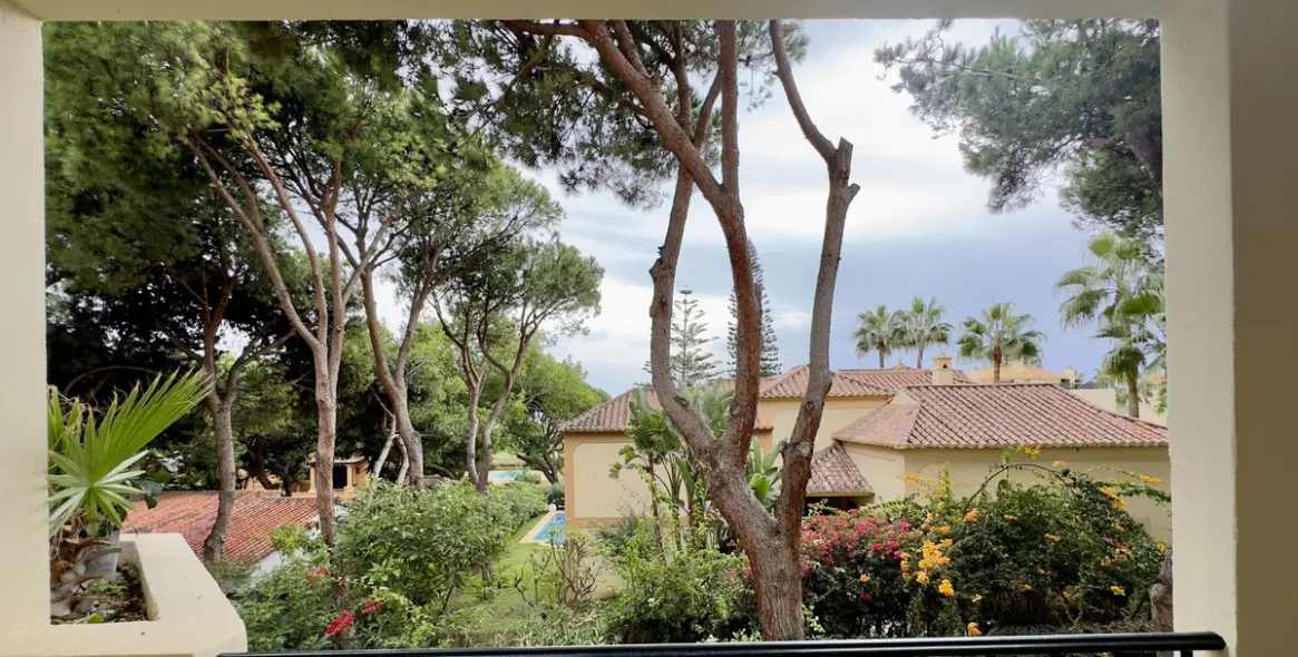 Sale of middle floor apartment in Elviria 17