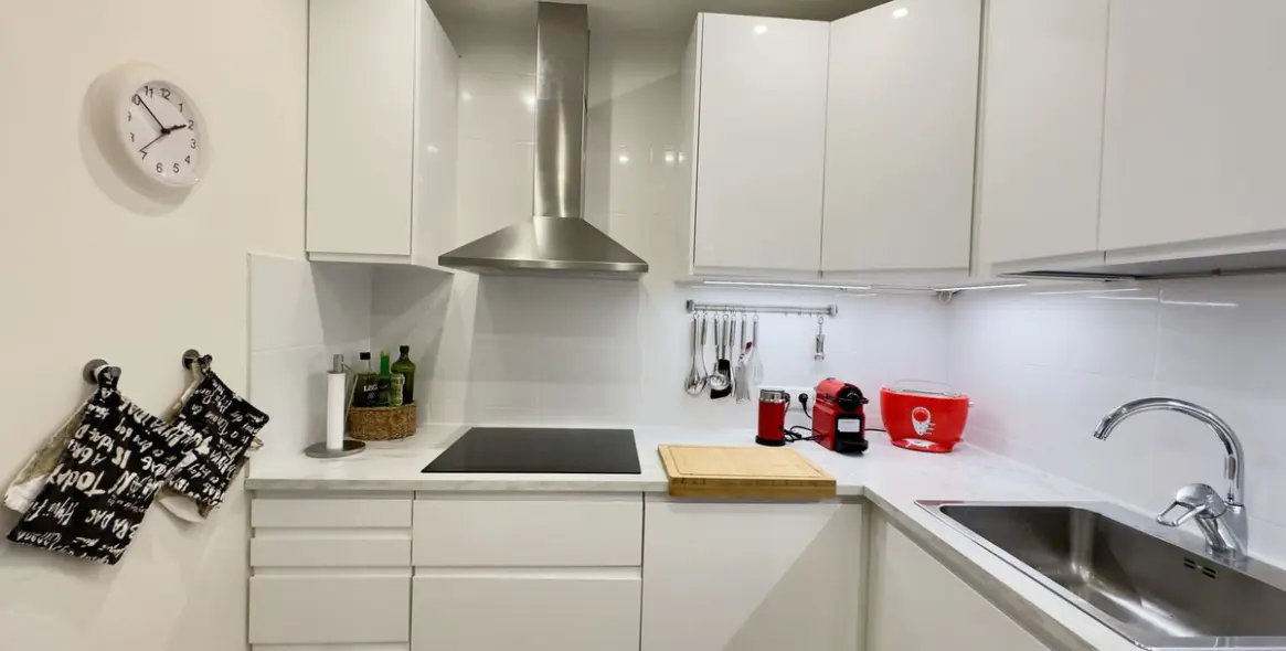 Sale of middle floor apartment in Elviria 18